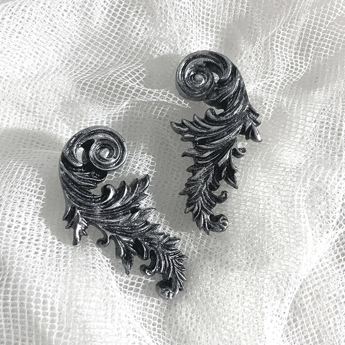 ROCOCO FAUX ANTIQUE SILVER CHAIN EARRING